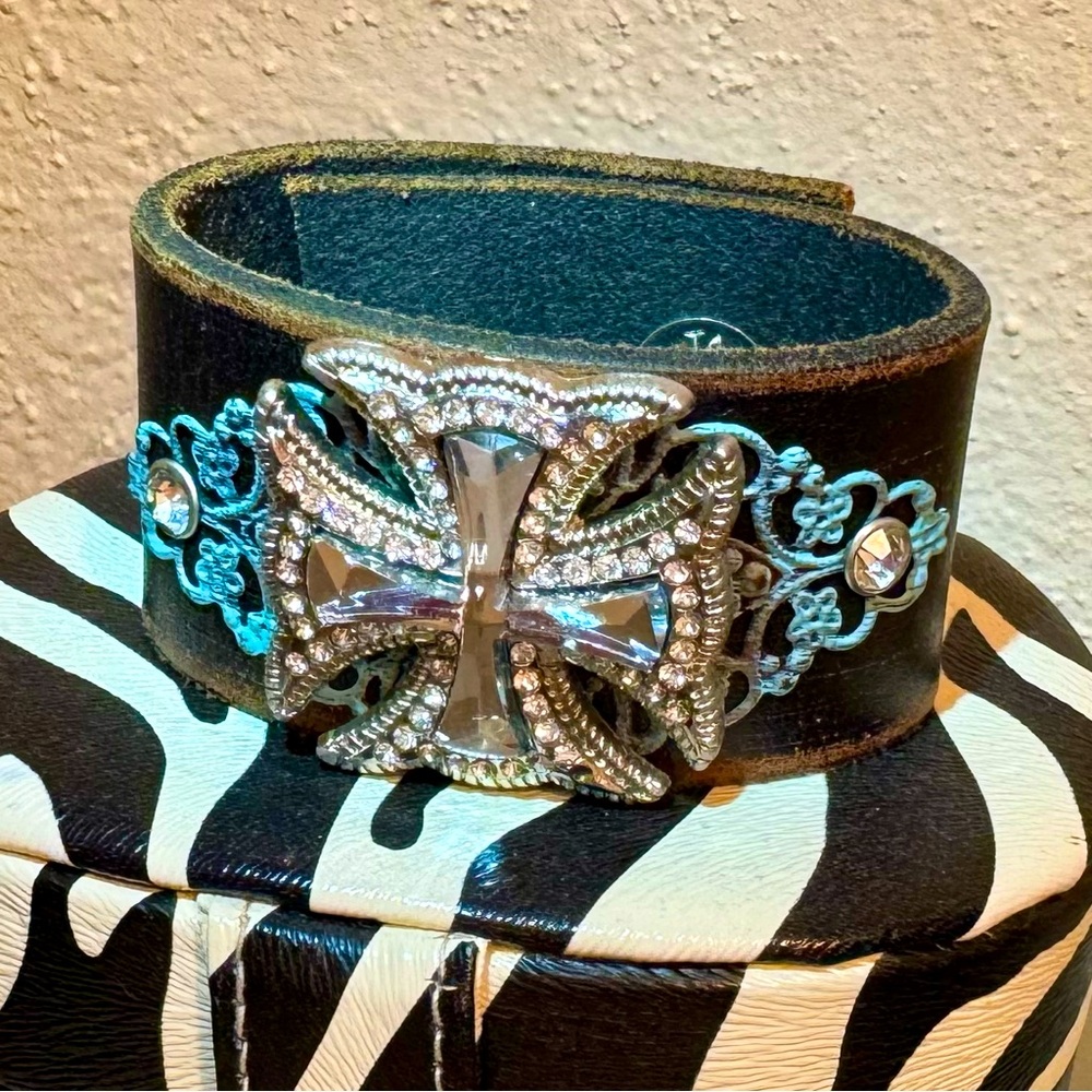Leather Cuff Bracelet Rhinestone Cross Medallion Turquoise Accents Rodeo Luxe - Picture 4 of 9
